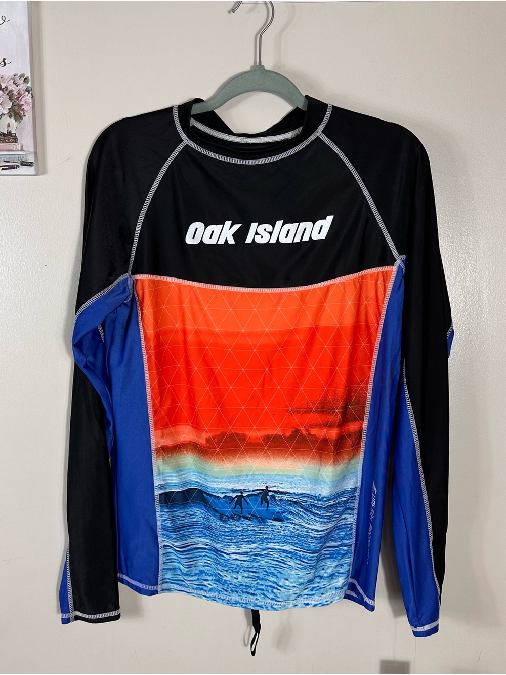 Oak Island Men's Long-Sleeve Swim Rash Guard - Black/Orange/Blue